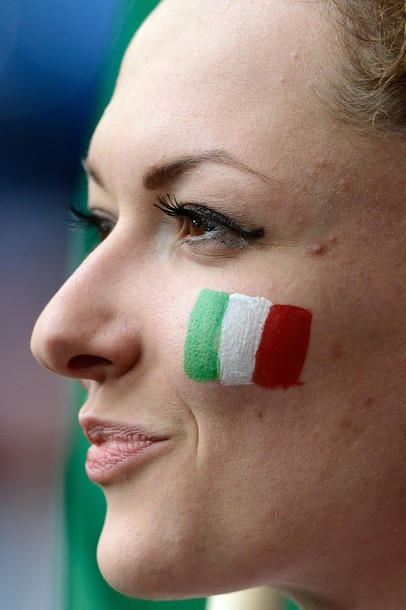 Giữa muôn vàn màu cờ sắc áo, CĐV nữ xinh đẹp của Italia nổi bật và quyến rũ.
